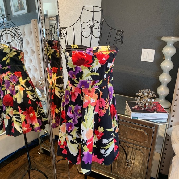 Dresses & Skirts - Floral strapless dress💐